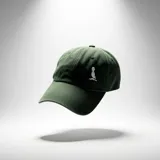 Gorra de béisbol de jean color verde oscuro, con visera curva y logo bordado en color natural en el frente. Cuenta con cierre ajustable en la parte posterior.