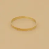 Esclava rígida de oro 18k con acabado satinado y diseño de cinta plana. Presenta una textura fina y elegante en toda su superficie.