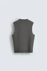 Musculosa gris de corte holgado con cuello redondo y sisa ancha.
