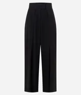 Pantalón de sastrería negro de cintura alta, con pinzas frontales y diseño fluido de perneras anchas.