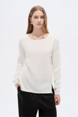 Sweater de algodón tejido con textura en relieve, cuello redondo y mangas largas, de calce holgado.