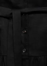 Vestido midi de corte evasé confeccionado en mezcla de lino y viscosa. Presenta cuello de pico, tirantes anchos, cierre frontal con botones y cinturón desmontable a tono para ajustar la cintura.