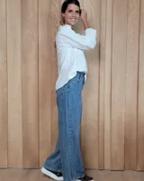 Pantalón de jean estilo wide leg con costuras verticales frontales, tiro alto y bolsillos laterales.