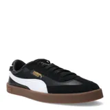 Championes Puma modelo Club II Era, de diseño retro con capellada en combinación de cuero y gamuza. Presentan el logo de la marca en dorado en el lateral, la icónica franja lateral en contraste blanco y una suela de goma color caramelo con textura.
