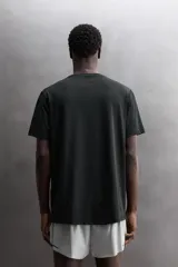 Remera de entrenamiento regular fit de Zara Athleticz, color negro, confeccionada en tejido técnico elástico y ligero de secado rápido, con cuello redondo y manga corta.