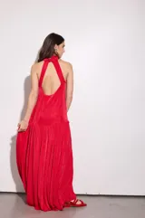 Vestido largo rojo de jersey elastizado, con escote halter, espalda baja, volado en el cuello y volado en la cadera.