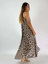 Vestido largo de corte holgado con estampado animal print, diseño de tirantes finos y escote redondo.