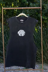 Musculosa celeste con efecto gastado y estampado circular en el pecho con diseño abstracto en tonos grises.