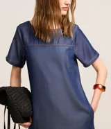 Vestido corto de liocel color azul oscuro, con cuello redondo, mangas cortas y recortes decorativos en el pecho.