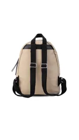 Mochila negra de tela capitoneada con bolsillo frontal amplio y asas ajustables. Incluye compartimento especial para iPad.