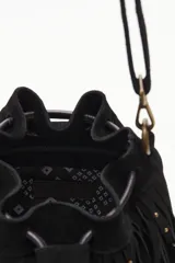 Cartera tipo bucket bag de cuero vacuno negro, con diseño de flecos largos decorados con tachas metálicas pequeñas. Cuenta con cierre de cordón ajustable, correa larga para el hombro y herrajes metálicos en tono bronce.