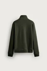 Chaqueta regular fit de cuello subido, confeccionada en tejido técnico interlock de algodón con elasticidad. Presenta cierre frontal con cremallera, manga larga con puños en rib y bolsillos de vivo en la cadera.
