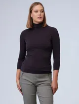Polera negra de cuello alto y mangas 3/4, confeccionada en tejido elastizado.