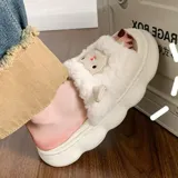 Pantuflas abiertas de diseño lúdico con forma de oveja, confeccionadas en piel sintética blanca con detalles bordados en el rostro y orejas laterales. Poseen una suela de goma gruesa y resistente.