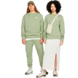 Buzo de cuello redondo Nike Sportswear Club Fleece, confeccionado en tejido suave con interior de felpa. Presenta un diseño liso en color verde oliva con el logo de la marca bordado en blanco en el lado izquierdo del pecho, puños y ruedo acanalados.