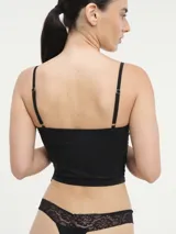 Bustier de cuero sintético en tono burdeos, con diseño estructurado tipo corsé, costuras verticales y escote corazón.