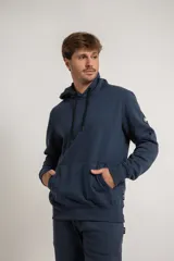 Canguro azul con capucha y cordones negros, bolsillo tipo canguro y puños y cintura acanalados.