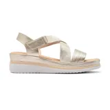 Sandalias negras con plataforma de taco corrido, tiras anchas cruzadas sobre el empeine y tira trasera con ajuste de velcro.