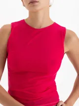 Musculosa de cuello redondo y silueta minimalista, confeccionada en una suave mezcla de poliamida y elastano que ofrece un calce confortable y una gran adaptabilidad al cuerpo. Su diseño sin mangas con hombros sutilmente encajados la convierte en una prenda básica de alta calidad.
