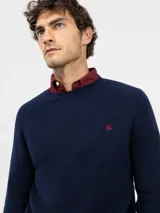 Jersey de hombre cuello redondo, confeccionado en tejido de lana merino, con diseño liso, manga larga y puños acanalados. Presenta logo bordado en el pecho.