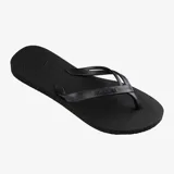 Ojotas negras de mujer marca Havaianas, modelo Elegance. Presentan tiras delgadas y discretas con un logo metálico de la marca. La suela es antideslizante y la plantilla ergonómica.