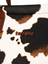 Cartera tipo tote bag de cuerpo soft en color blanco, con detalles y asas en cuerina negra. Cuenta con correa larga ajustable y manijas cortas.
