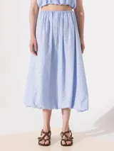 Pollera midi celeste con pequeños strass plateados, de corte amplio y cintura elastizada.