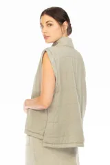 Chaleco blanco con diseño acolchado y cuello alto.