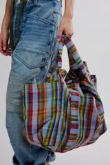 Bolso tote de tela con estampado de cuadros multicolor, gran capacidad, doble asa de hombro y bolsillos laterales.