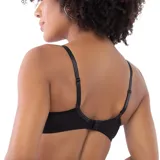 Soutien negro con aro, copas armadas y puntilla en la base y laterales. Incluye un pequeño aplique de corazón decorativo en el centro y breteles regulables.