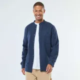 Camisa de franela azul oscuro, de manga larga, con cuello mao y cierre frontal de botones. Presenta un bolsillo de parche en el lado izquierdo del pecho.