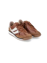 Championes urbanos color camel, confeccionados en una combinación de cuero perforado y gamuza. Presentan detalles en blanco en los laterales, cordones al tono y suela de goma dentada con entresuela blanca.