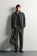 Sobrecamisa regular fit color gris, con cuello solapa, manga larga con puño abotonado, bolsillos de vivo en la cadera y cierre frontal con cremallera de doble dirección.