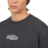 Buzo Billabong de cuello redondo y manga larga, de color negro, con bolsillo frontal tipo canguro y pequeño estampado gráfico de la marca en el pecho.