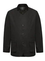 Chaqueta de estilo clásico confeccionada en tela encerada impermeable, con cuello de cotelé, cierre frontal con botones y bolsillos delanteros con solapa.