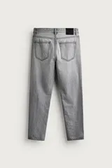 Jeans de corte slim cropped confeccionados en denim de algodón rígido con efecto lavado. Presentan tiro medio, cierre frontal con cremallera y botón, y diseño clásico de cinco bolsillos.