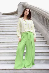 Pantalón verde lima de corte palazzo, con cintura alta y lazo para atar.
