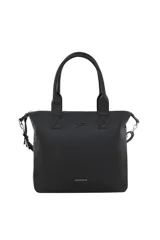 Cartera tipo tote bag color negro de cuero sintético con asas de mano y correa ajustable extraíble. Cuenta con cierre principal y detalle metálico de la marca en la parte frontal.