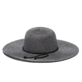 Sombrero de ala ancha color negro con detalle de cinta marrón.