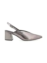 Zapato tipo slingback de cuero metalizado color plomo, con punta fina y taco cuadrado de altura media.