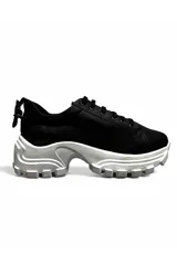 Championes deportivos Euroteens modelo 164906, de color tostado con suela chunky blanca dentada y cordones anchos al tono.