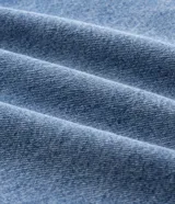 Pantalón wide leg de jean azul con lavado claro, tiro alto, diseño amplio y recto, con bolsillos funcionales y presillas en la cintura.