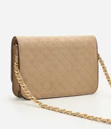 Cartera bandolera Satinato estructurada en gamuza sintética color tostado con patrón geométrico en relieve, solapa frontal, herrajes dorados, correa combinada de cadena metálica y tira sintética, y dije colgante circular con el logo de la marca.