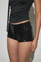Short negro de lentejuelas brillantes, de tiro bajo y corte ajustado.