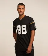 Remera deportiva negra de poliéster con tecnología Dry, cuello en V y manga corta. Estampado frontal con el número 96 y el logo de los Baltimore Ravens de la NFL.