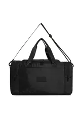 Bolso de viaje tipo duffel bag, color fucsia vibrante, con textura de malla visible. Cuenta con dos asas de mano y una correa ajustable y desmontable para llevar al hombro.