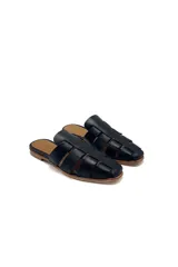 Sandalias negras de cuero con diseño tejido y suela plana.