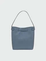 Bolso tipo shopping bag de cuero azul, con diseño estructurado, asa de hombro fija y detalle de cierre metálico dorado en la parte superior.