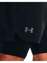 Short deportivo Under Armour de doble capa, compuesto por un short exterior tejido ultraligero y un short de compresión interior integrado. Cuenta con paneles perforados para ventilación, bolsillos laterales y cintura con cordón ajustable.