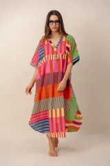 Vestido largo colorido con estampado geométrico de rayas en bloques, escote en V con botones frontales y mangas cortas holgadas.